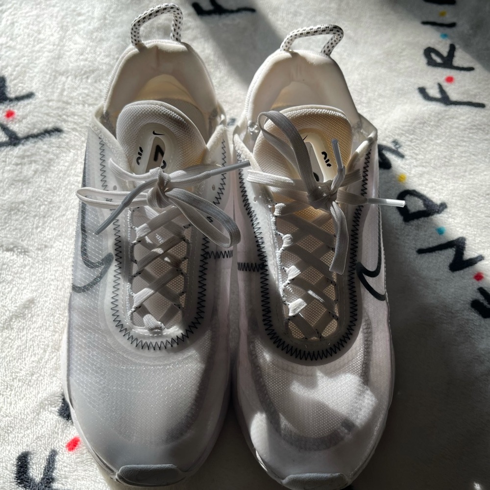 Nike women’s Air Max 2090